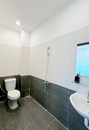 Dobbeltrom – superior | Bad | Dusj, hårføner, tøfler og håndklær