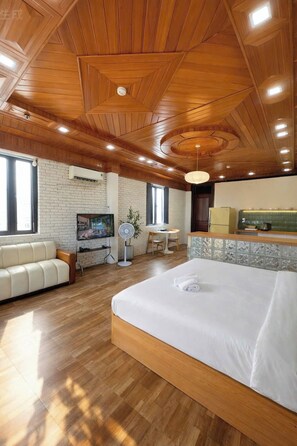 디럭스 스튜디오 | 거실 공간 | 디지털 채널 시청이 가능한 32인치 LED TV