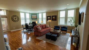 Smart TV, fireplace