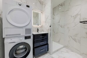 Apartment | Bathroom | Hair dryer, towels, shampoo