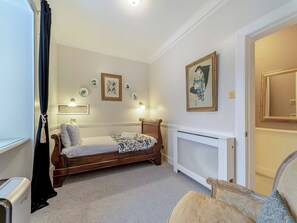 6 bedrooms, WiFi (free), bed sheets