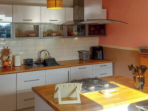 Dishwasher, high chair - 3 bedroom accommodation in Evanton, near Dingwall (Evanton)