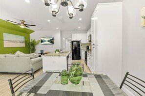 Interior - 3Br/2Ba Medical Center/NRG Area Cozy Retreat /King bed/2 Smart TV’s Free Netflix (Houston)