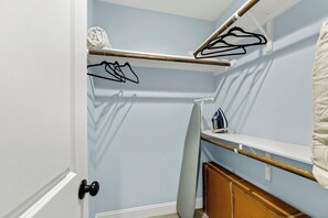 Interior - 3Br/2Ba Medical Center/NRG Area Cozy Retreat /King bed/2 Smart TV’s Free Netflix (Houston)