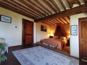 4 多间卧室、熨斗/熨衣板、上网接入、床单