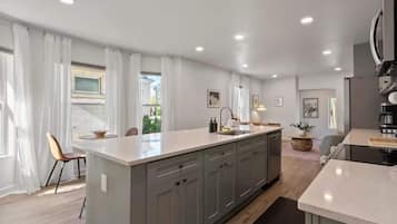 Frigorífico, microondas, horno y placa de cocina