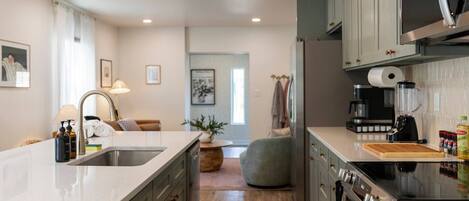 Kühlschrank, Mikrowelle, Ofen, Herdplatte