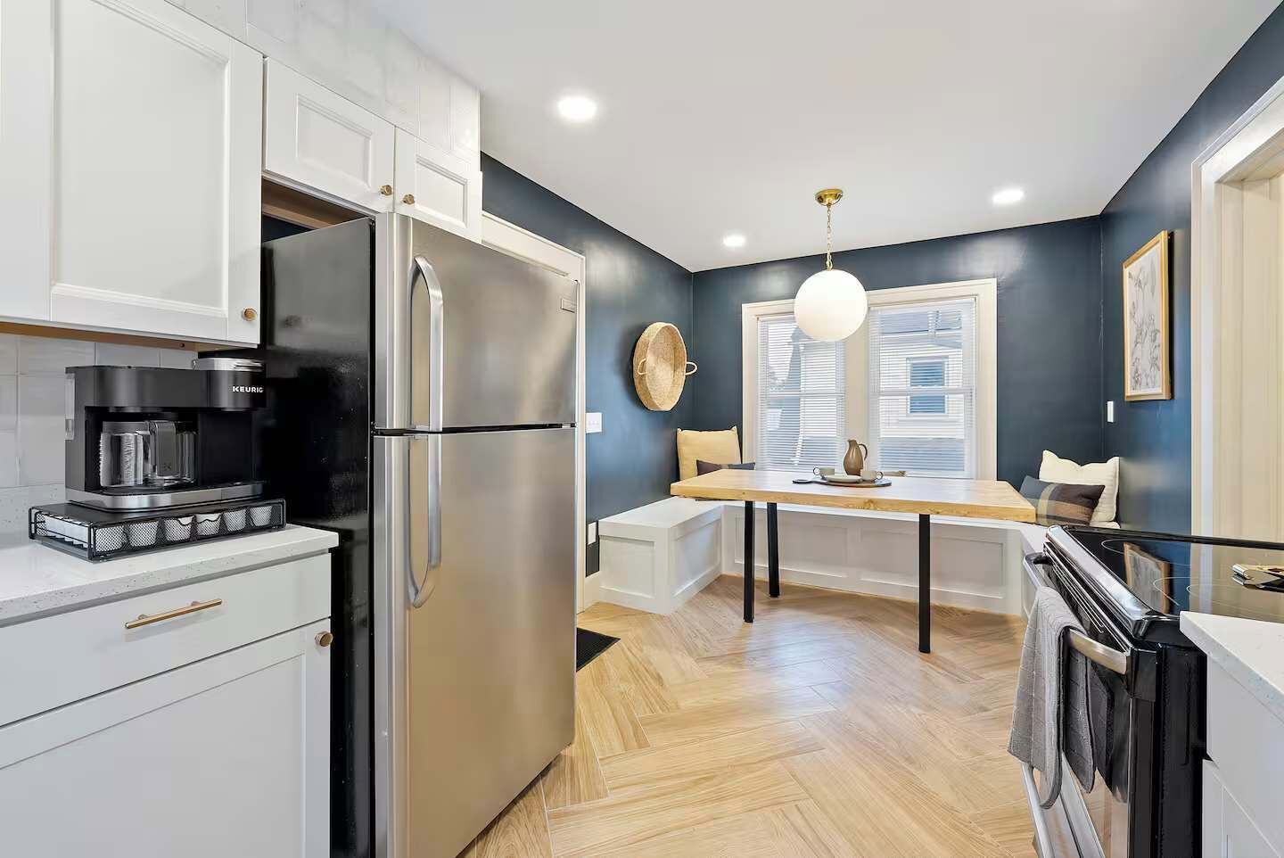 Een koelkast, een microgolfoven, een kookplaat, een vaatwasser