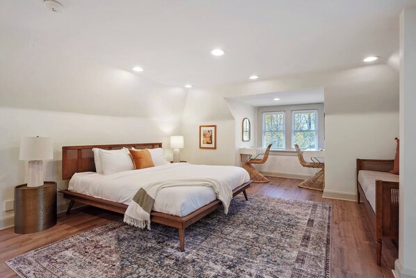 3 bedrooms, iron/ironing board, WiFi, bed sheets