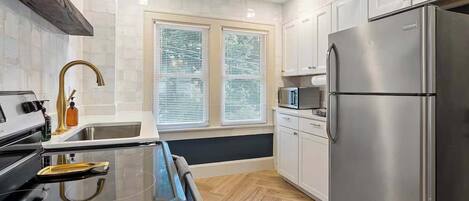 Kühlschrank, Mikrowelle, Herdplatte, Geschirrspüler