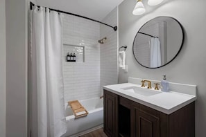 Douche, séchoir à cheveux, serviettes fournies