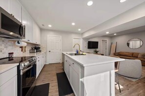 Fridge, microwave, stovetop, dishwasher