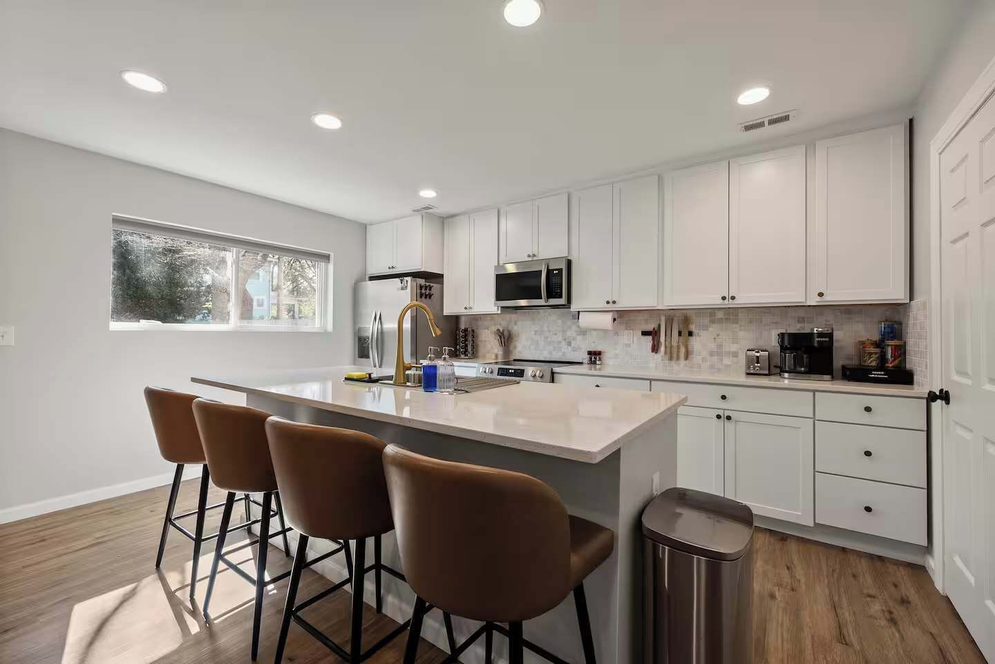 Køleskab, mikrobølgeovn, kogeplade, opvaskemaskine