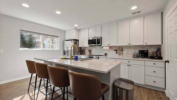 Refrigerador, microondas, parrilla de estufa y lavavajillas