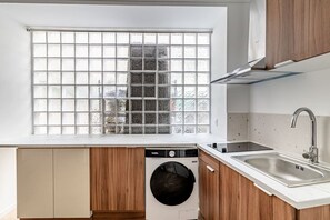 Coffee/tea maker, cookware/dishes/utensils