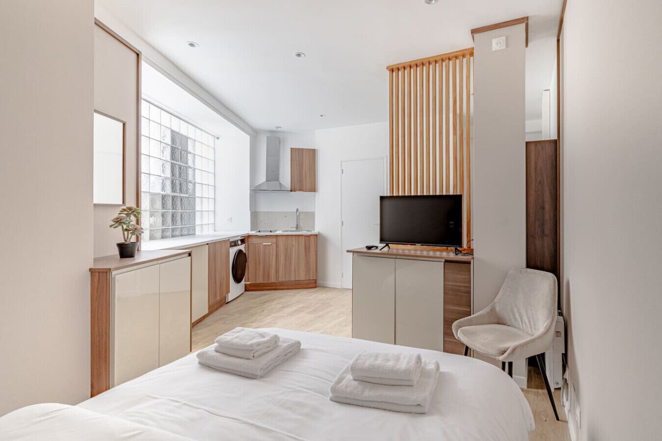 Iron/ironing board, travel crib, WiFi, bed sheets