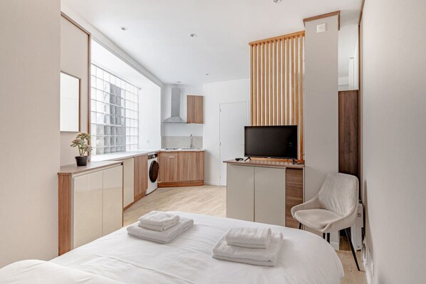 Iron/ironing board, travel cot, WiFi, bed sheets