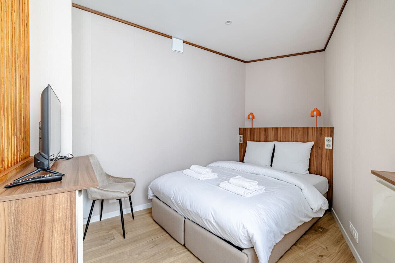 Tabla de planchar con plancha, cuna de viaje, wifi y ropa de cama