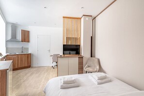 Iron/ironing board, travel cot, WiFi, bed sheets