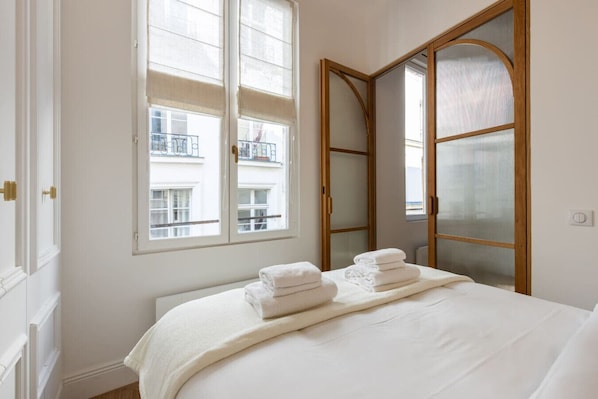2 bedrooms, iron/ironing board, travel cot, WiFi
