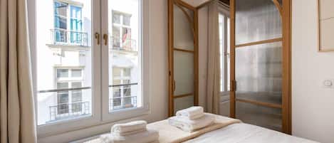 1 habitación, tabla de planchar con plancha, cuna de viaje y wifi