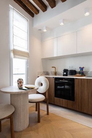 فرن، موقد طهي مسطح، ماكينة لصنع القهوة/الشاي، مستلزمات طهي/أطباق/أوعية