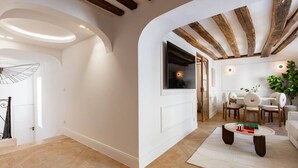 Ein modernes Interieur mit Fischgrätparkett, weißen Wänden und freiliegenden Holzbalken.