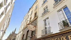 Straßenansicht mit einem Restaurantschild für "Le Grand Bistro" und einem Geschäftsschild für "Le Vieux".