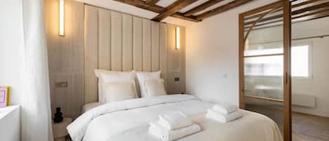 2 bedrooms, iron/ironing board, travel cot, WiFi