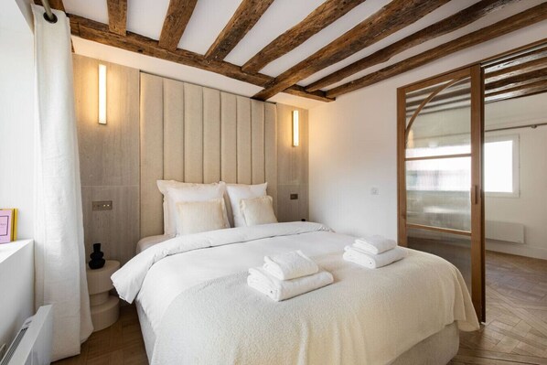 2 bedrooms, iron/ironing board, travel cot, WiFi