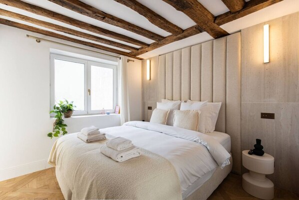 2 habitaciones, tabla de planchar con plancha, cuna de viaje y wifi 