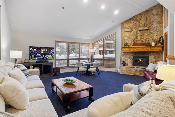 Televisie, een open haard en een kantoor