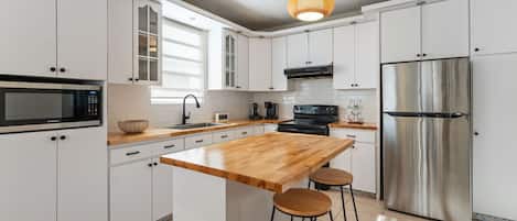 Køleskab, mikrobølgeovn, ovn, kogeplade