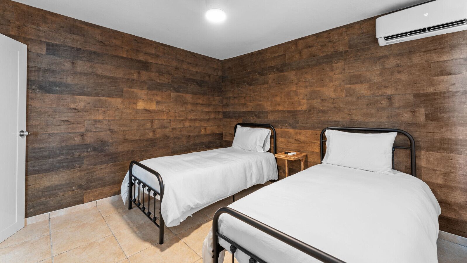 3 habitaciones, tabla de planchar con plancha y cuna de viaje 