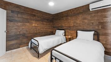 3 habitaciones, tabla de planchar con plancha y cuna de viaje