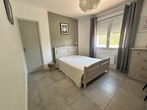 1 habitación, wifi y ropa de cama