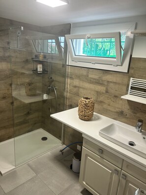 Douche, serviettes fournies, savon, papier toilette