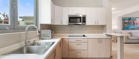 Refrigerador, microondas, parrilla de estufa y cafetera y tetera