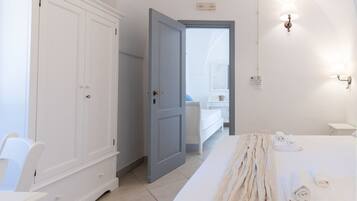 Ein Hotelzimmer mit Bett, Bad und Selbstcheck-in-System.
