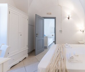 Ein Hotelzimmer mit Bett, Bad und Selbstcheck-in-System.