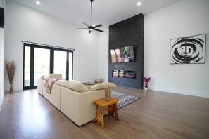Televisión y chimenea 