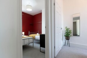 Desk, iron/ironing board, free WiFi, bed sheets - The Maple Haven – Spacious 3BR w/FREE Parking (Jarrow)