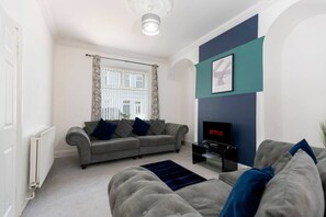 Smart TV - The Maple Haven – Spacious 3BR w/FREE Parking (Jarrow)