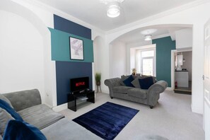 Smart TV - The Maple Haven – Spacious 3BR w/FREE Parking (Jarrow)