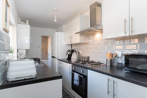 Fridge, microwave, oven, stovetop - The Maple Haven – Spacious 3BR w/FREE Parking (Jarrow)