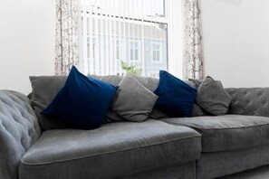 Smart TV - The Maple Haven – Spacious 3BR w/FREE Parking (Jarrow)