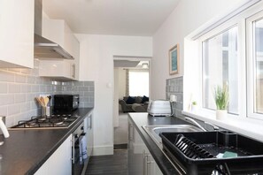 Fridge, microwave, oven, stovetop - The Maple Haven – Spacious 3BR w/FREE Parking (Jarrow)