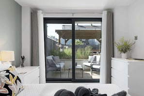 2 bedrooms, iron/ironing board, travel cot, WiFi - Modern Apartment, Private Parking & Terrace (Plymouth)