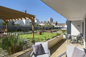 Outdoor dining - Modern Apartment, Private Parking & Terrace (Plymouth)