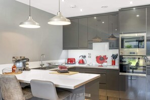 Refrigerador, microondas, horno, placa de cocina